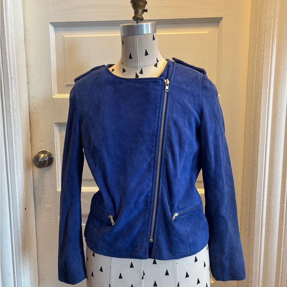 Vintage Sandro Paris
Royal Blue
Collarless Moto jacket
Perfect for Spring!